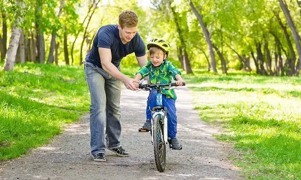 gyermek kétkerekű kerékpárral való vezetése