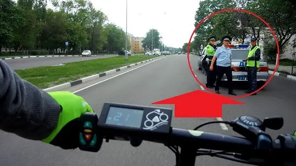 A közlekedési rendőrség és egy elektromos kerékpáros