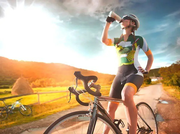 kerékpározás közben vigyen magával egy palack vizet.